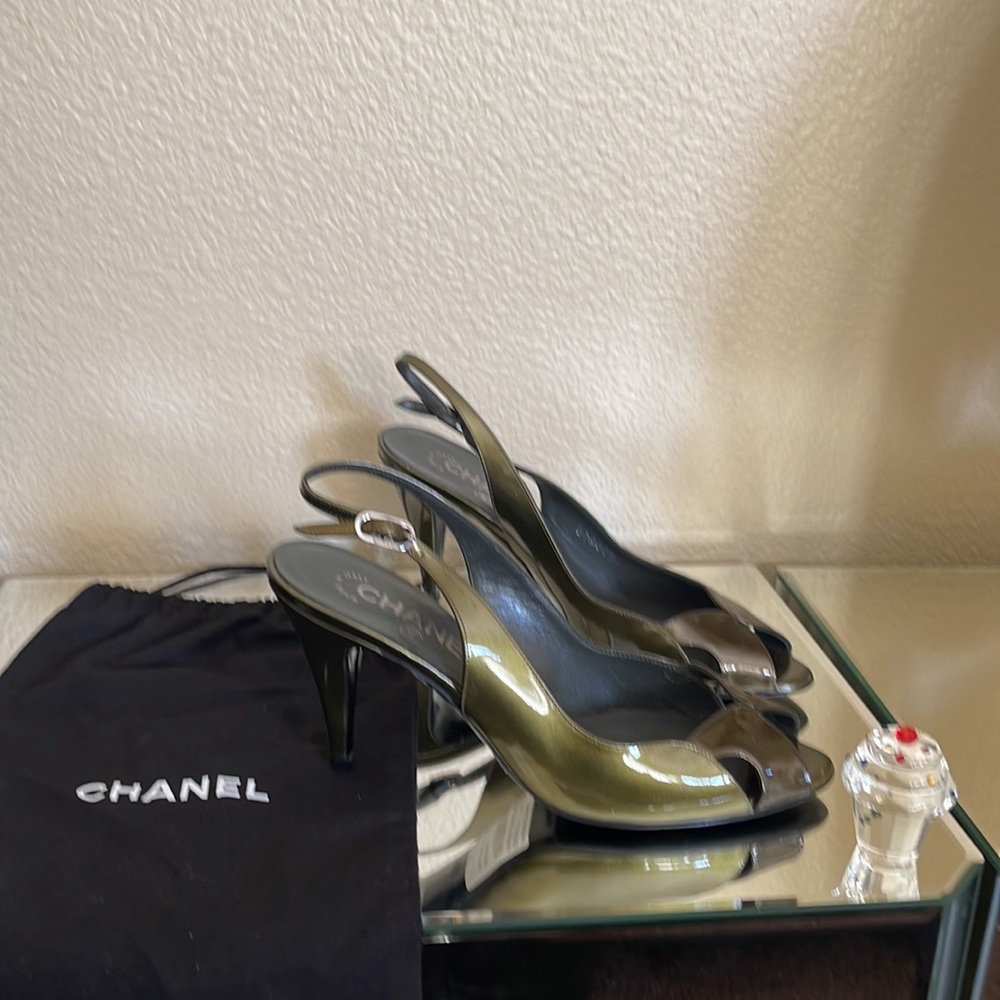CHANEL HEELS NEW  38.5 PATENT‎ LEATHER METALLIC OLIVE GREEN 🫒 CHANEL DUST BAG - Picture 15 of 17